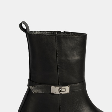  Kadın Siyah Metal Tokalı Kalın Tabanlı Deri Bot