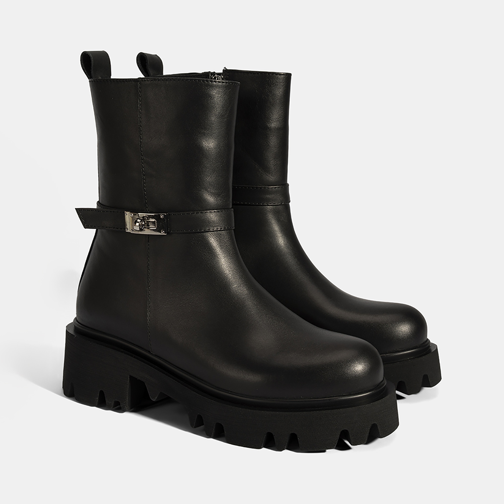 Kadın Siyah Metal Tokalı Kalın Tabanlı Deri Bot