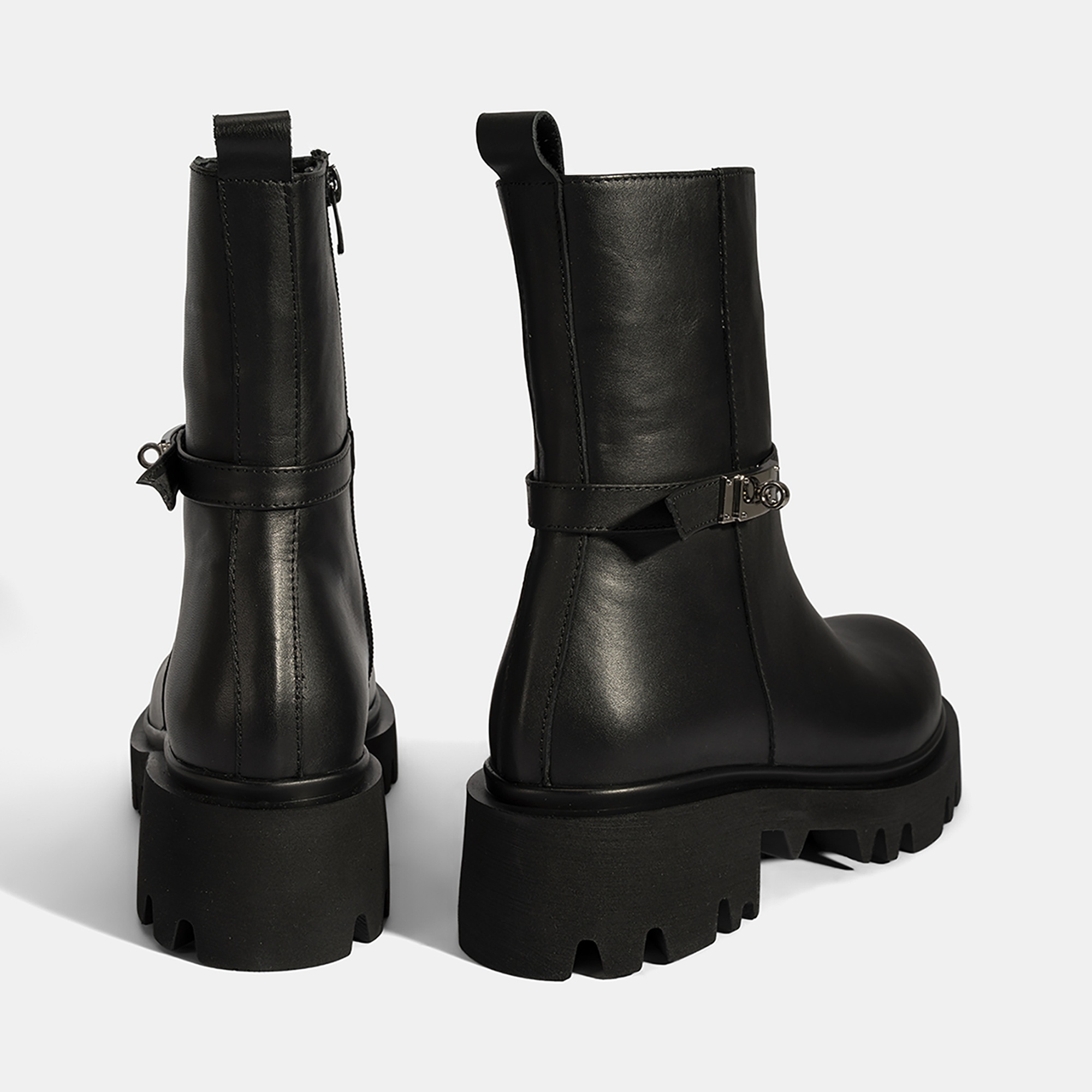 Kadın Siyah Metal Tokalı Kalın Tabanlı Deri Bot