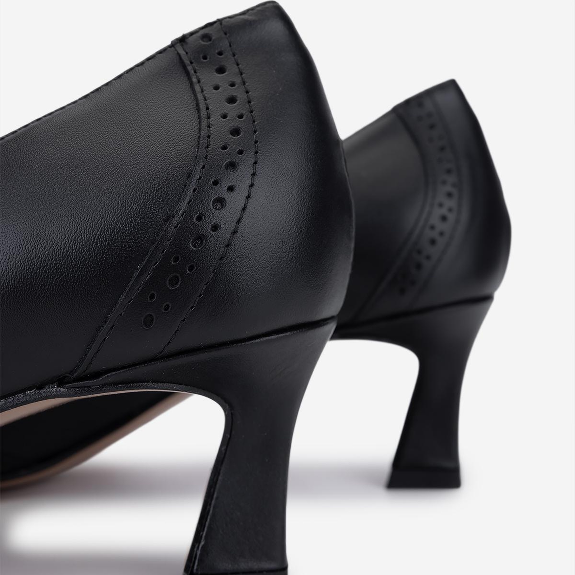 Valmenti Kadın Hakiki Deri Siyah Topuklu Ayakkabı