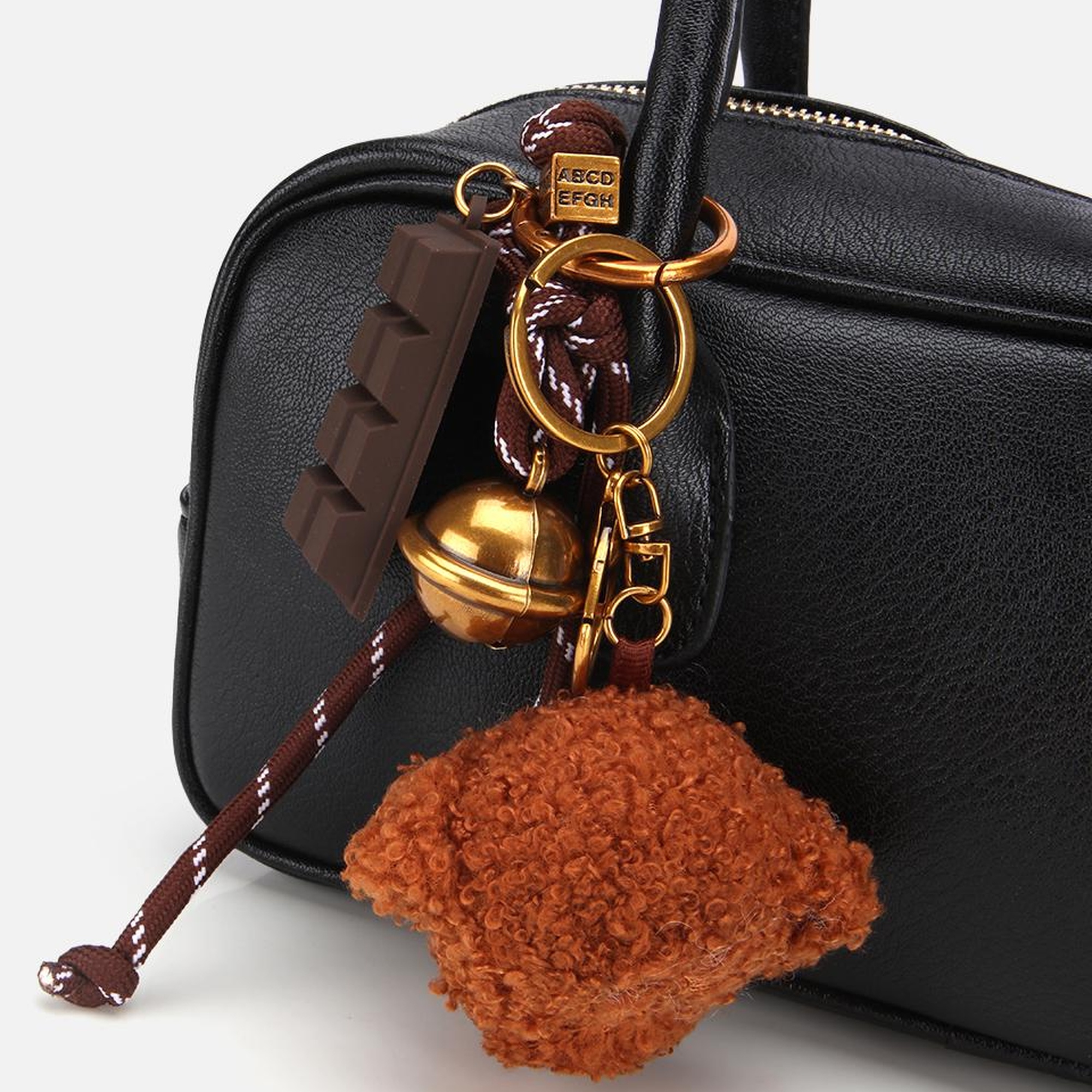 Kadın Siyah Charm Detaylı Omuz Çantası