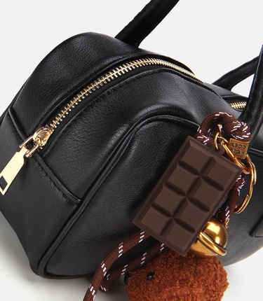  Kadın Siyah Charm Detaylı Omuz Çantası