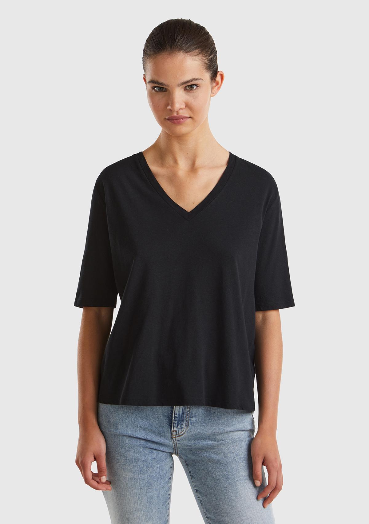  Kadın Siyah Pamuk Keten Karışımlı V Yaka Rahat Kesim T-Shirt