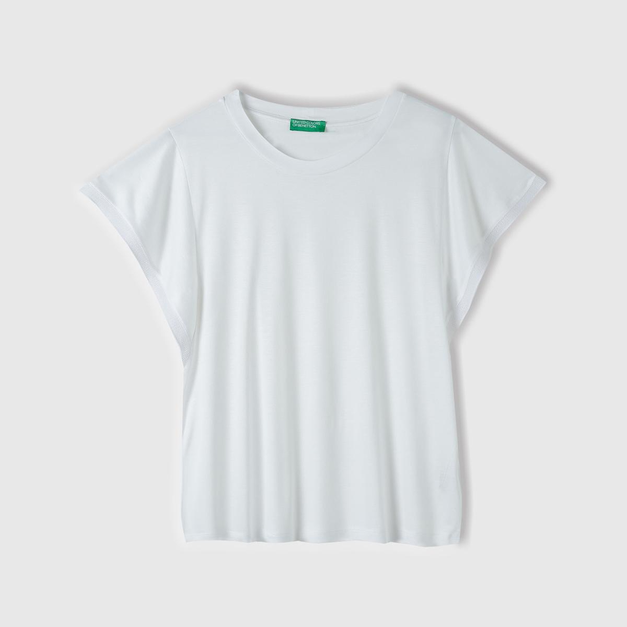 Kadın Beyaz %100 Viskoz Kolları Fırfır Detaylı Geniş Yaka T-Shirt