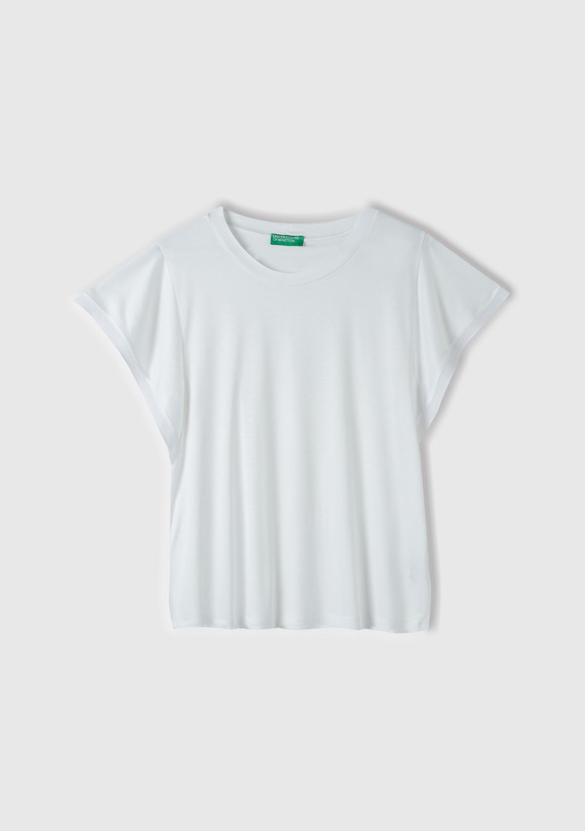  Kadın Beyaz %100 Viskoz Kolları Fırfır Detaylı Geniş Yaka T-Shirt