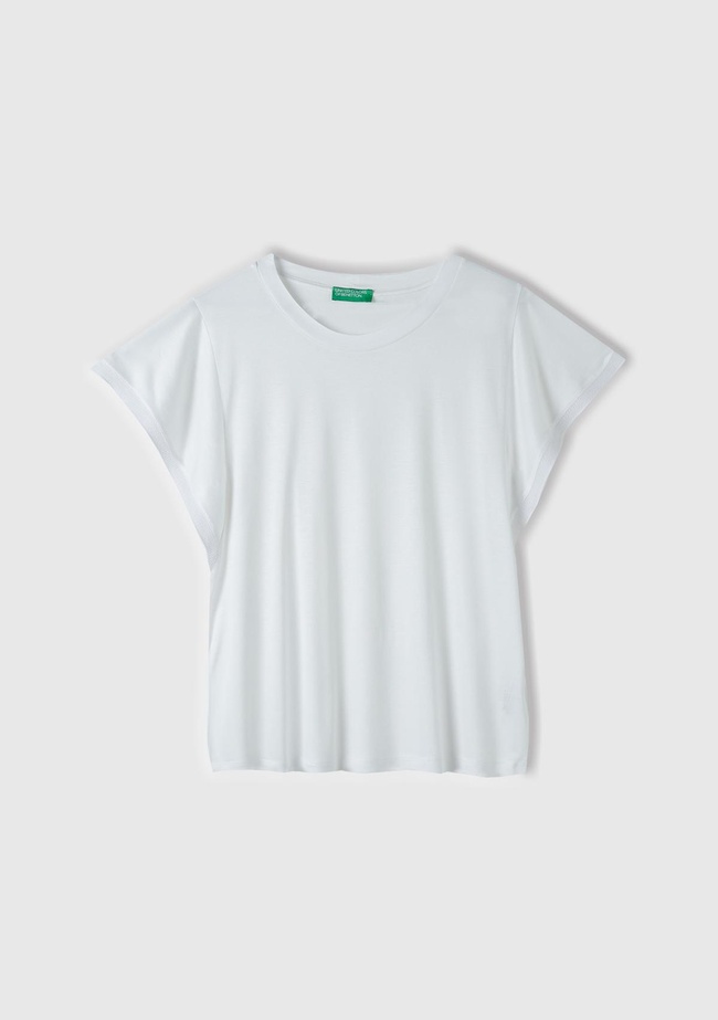  Kadın Beyaz %100 Viskoz Kolları Fırfır Detaylı Geniş Yaka T-Shirt