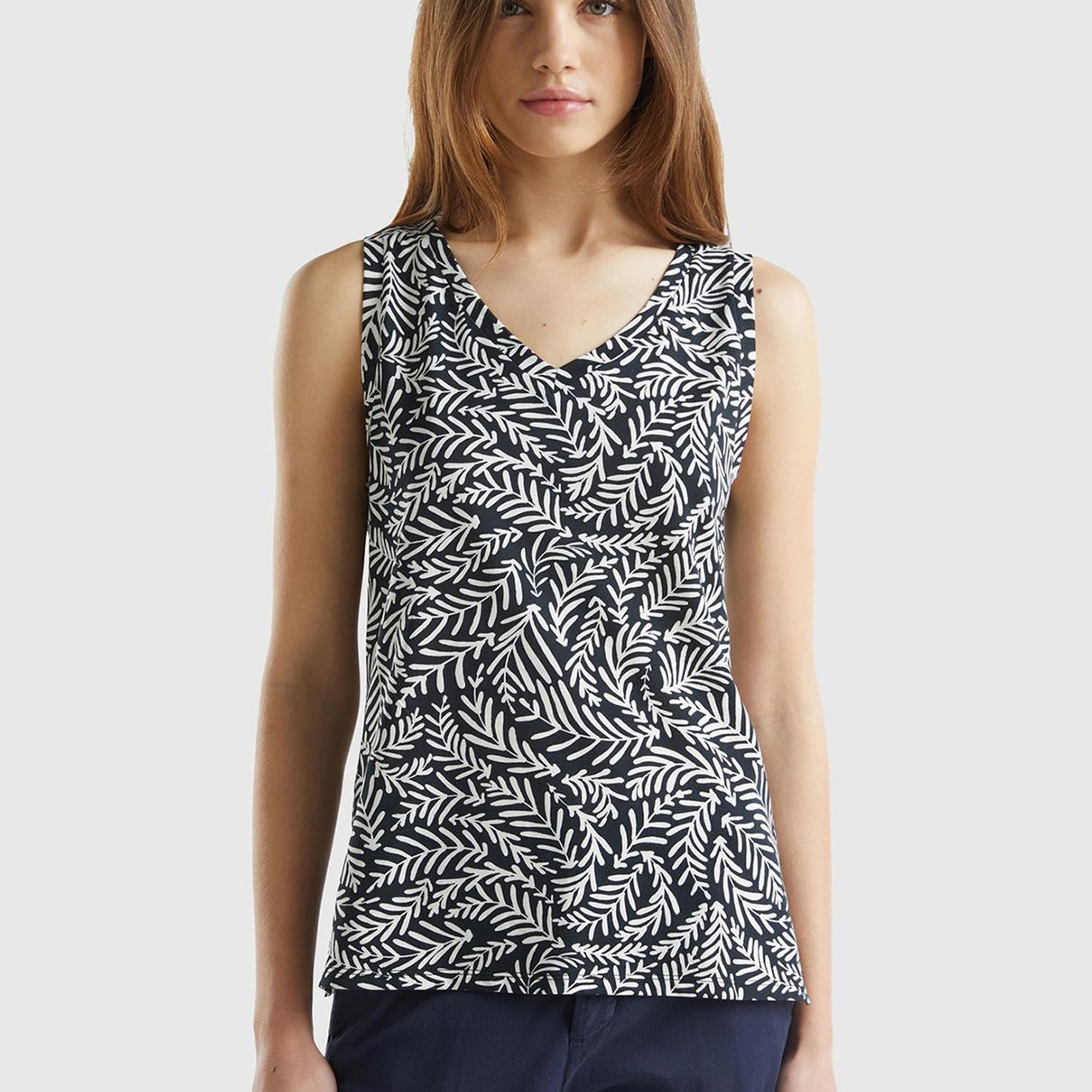 Kadın Siyah-Beyaz %100 Pamuk Tamamı Desenli Yırtmaçlı Geniş V Yaka Atlet