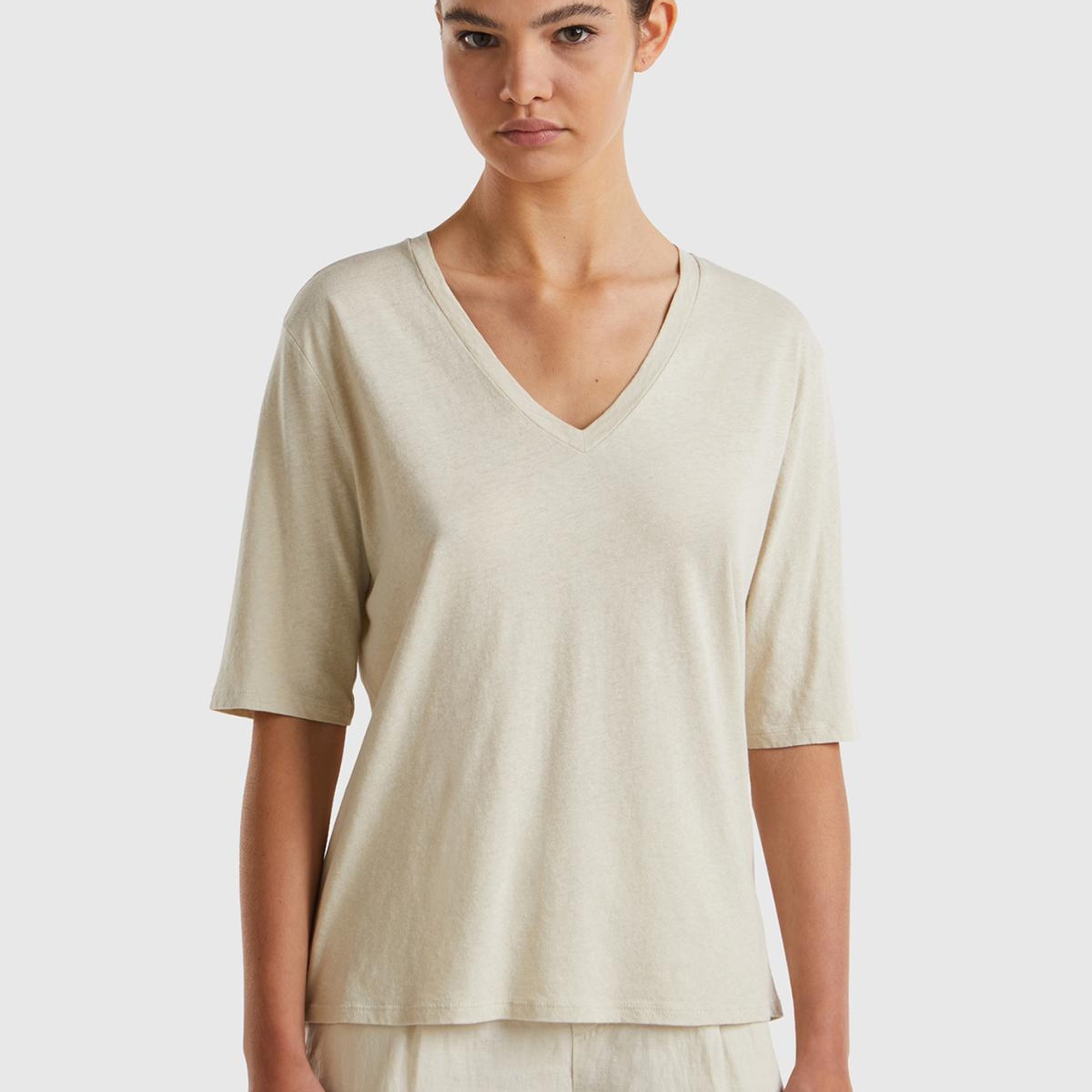 Kadın Bej Pamuk Keten Karışımlı V Yaka Rahat Kesim T-Shirt