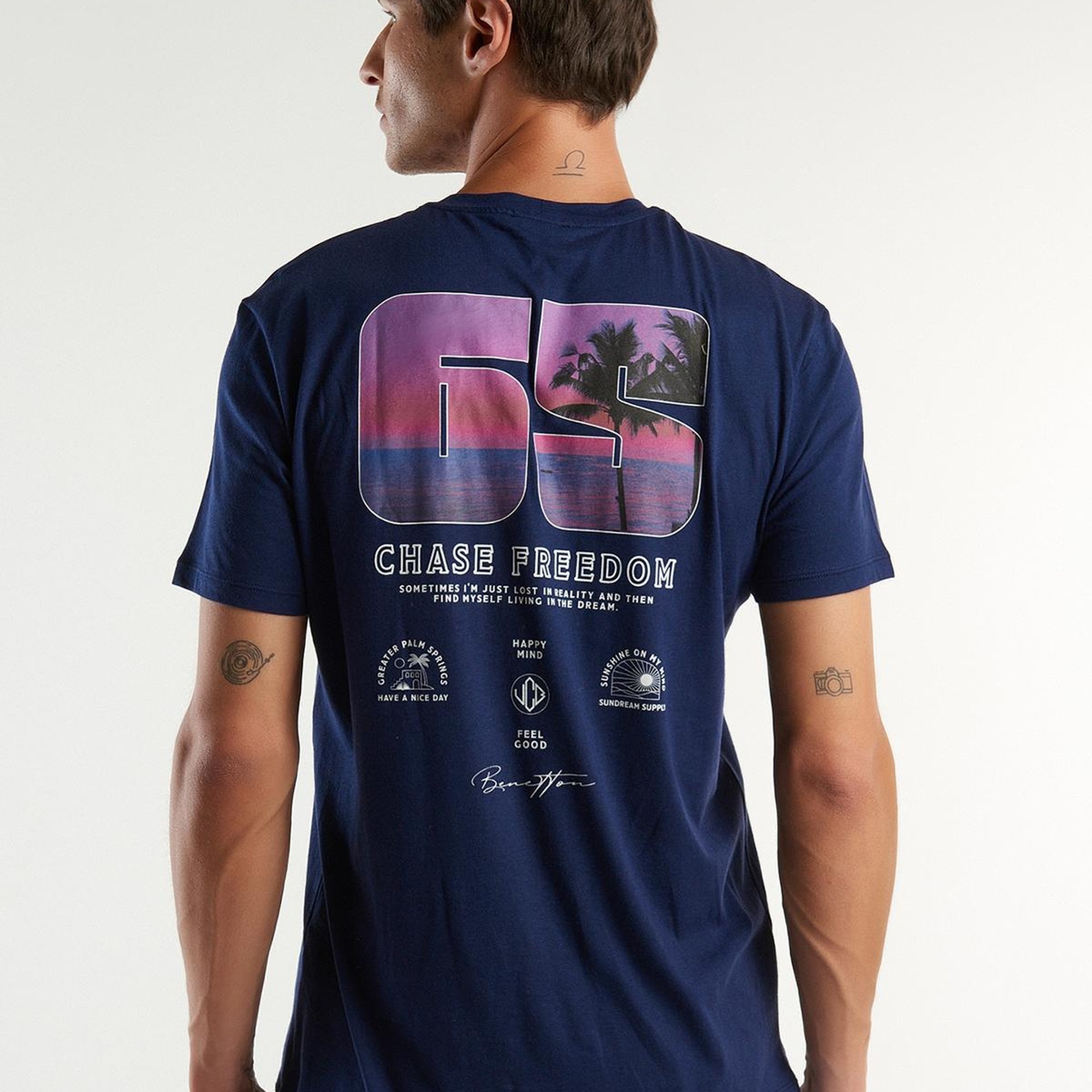 Erkek Koyu Lacivert %100 Pamuk Önü Fotoğraf Baskılı Dekoratif Dikişli T-Shirt