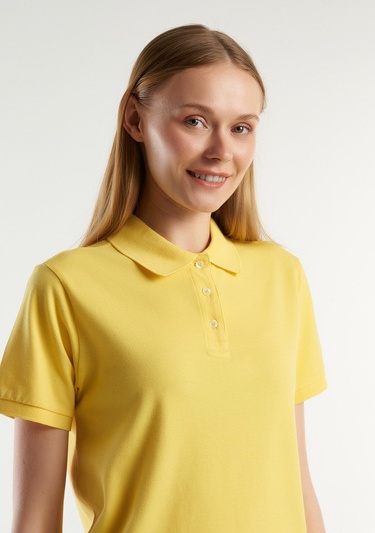  Kadın Sarı Streç Pamuklu Sol Altı Logo Baskılı Polo T-Shirt