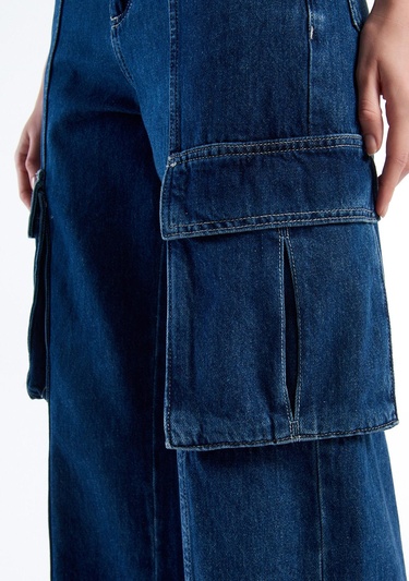  Kadın İndigo %100 Pamuk Arkası Logo Etiketli Yama Cepli Pantolon