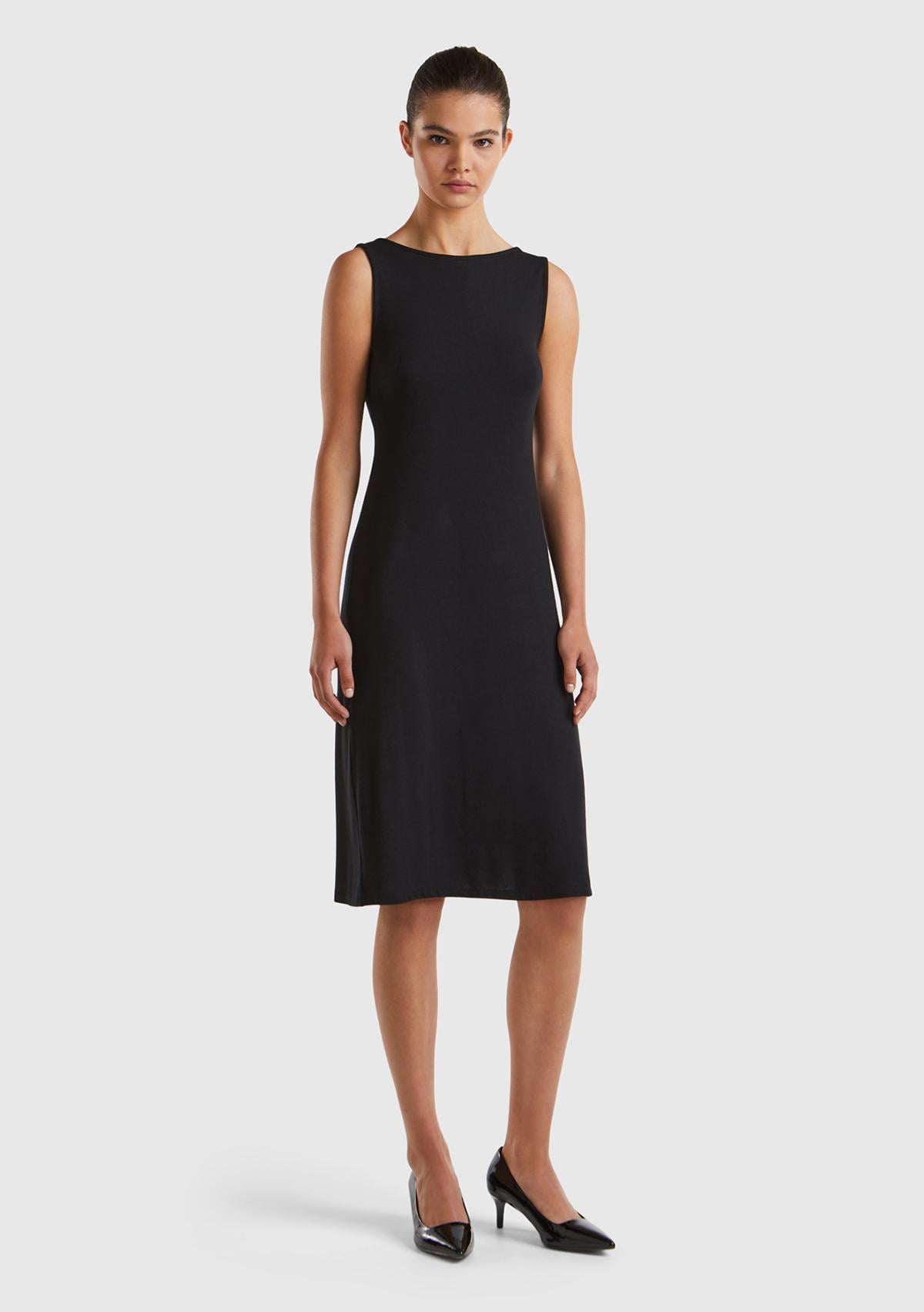  Kadın Siyah Viskoz Karışımlı Arkası Üçgen ve Düğüm Detaylı Kolsuz Elbise