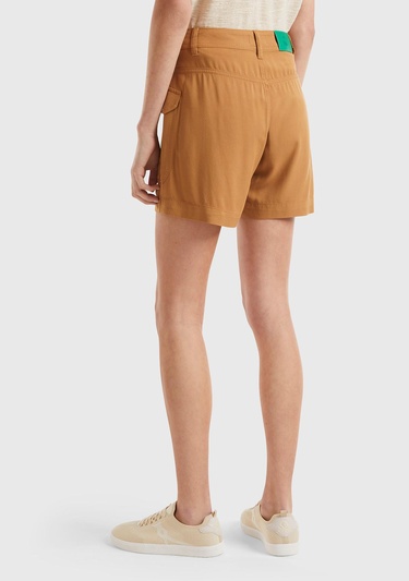  Kadın Taba %100 Viskoz Arkası Logo Etiketli Yama Cepli Şort