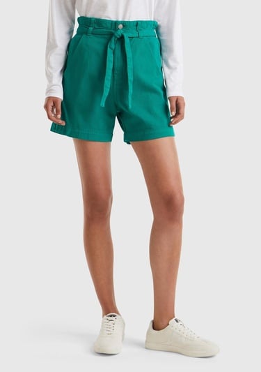  Kadın Petrol Yeşili %100 Pamuk 2 Cepli Kemer Detaylı Beli Büzgülü Bermuda Şort