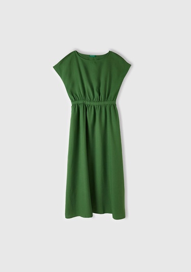  Kadın Soluk Yeşil Liyosel ve Keten Karışımlı Beli Büzgülü Kayık Yaka Elbise