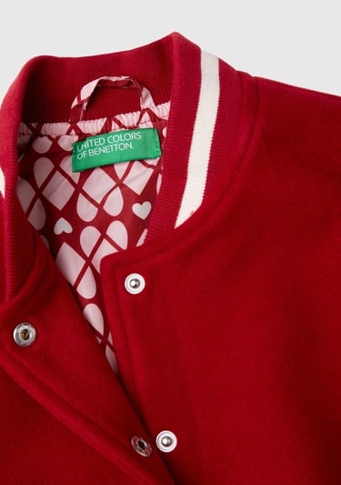  Kız Çocuk Kırmızı Arkası Logo Detaylı Kontrast Renkli Kalpli Düğmeli Bomber Ceket