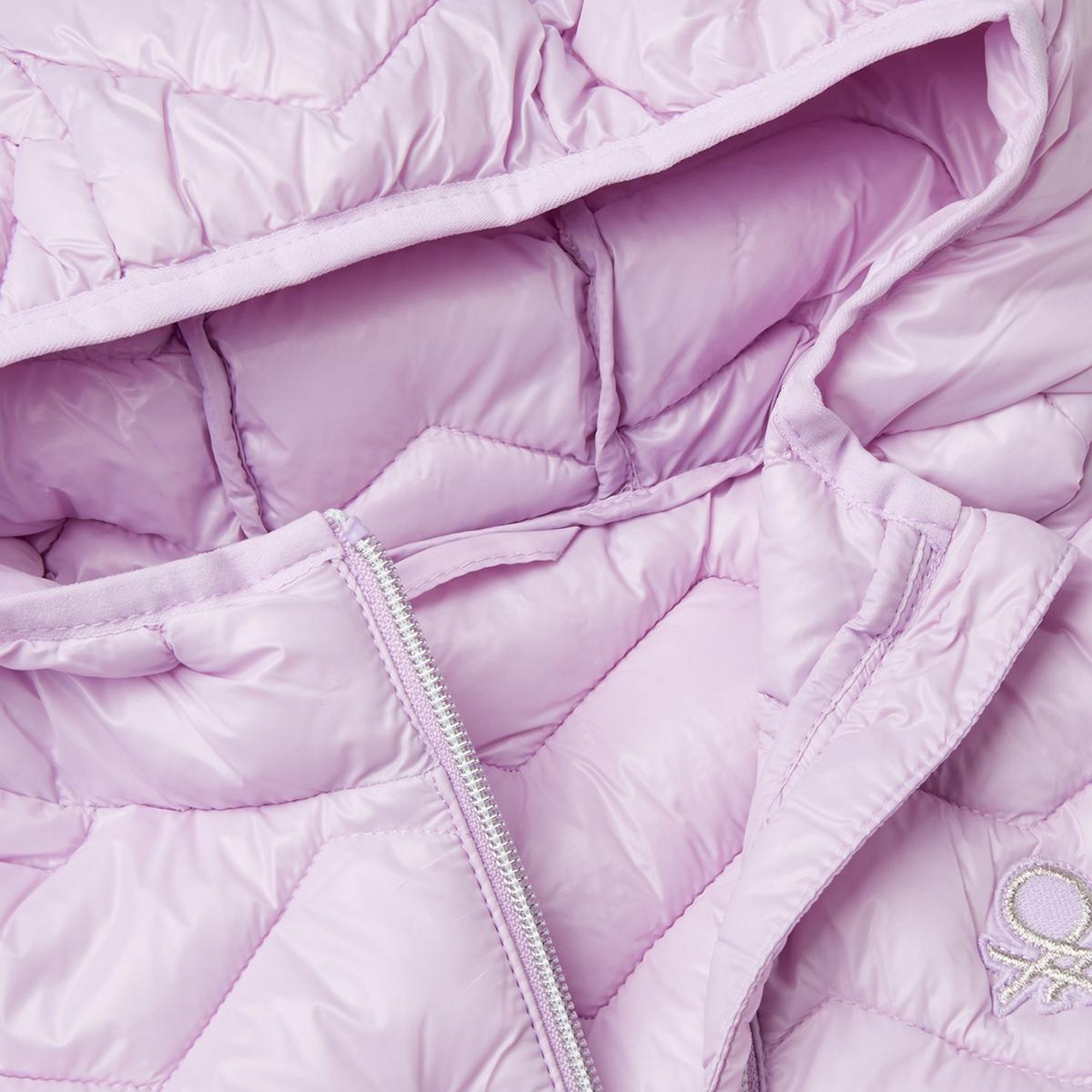 Kız Çocuk Lila Sol Göğsü Logo İşlemeli Yanları Cepli Kapüşonlu Pufa Yelek