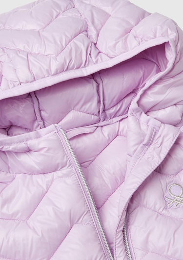  Kız Çocuk Lila Sol Göğsü Logo İşlemeli Yanları Cepli Kapüşonlu Pufa Yelek