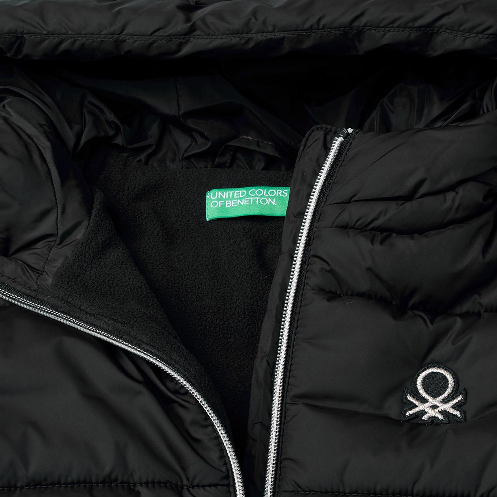 Kız Çocuk Siyah Sol Göğsü Logo İşlemeli Cepli Kapüşonlu Yüksek Yaka Mont