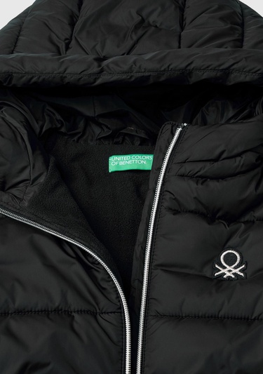  Kız Çocuk Siyah Sol Göğsü Logo İşlemeli Cepli Kapüşonlu Yüksek Yaka Mont