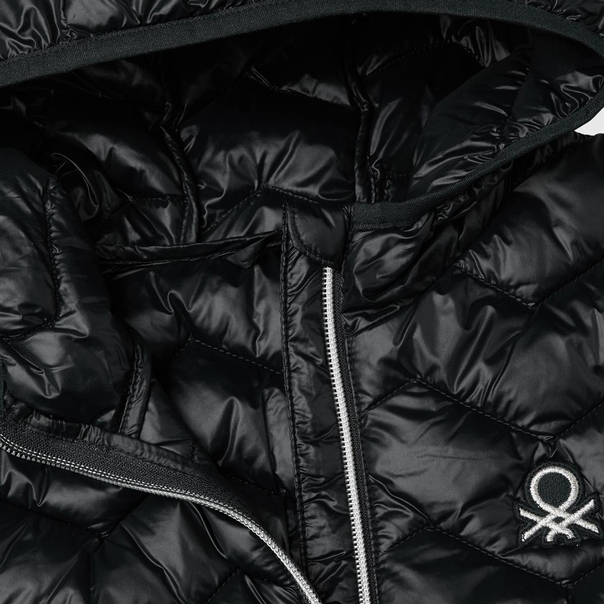 Kız Çocuk Siyah Logo İşlemeli Kapüşonlu İnce Pufa Mont