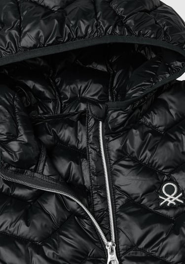  Kız Çocuk Siyah Logo İşlemeli Kapüşonlu İnce Pufa Mont