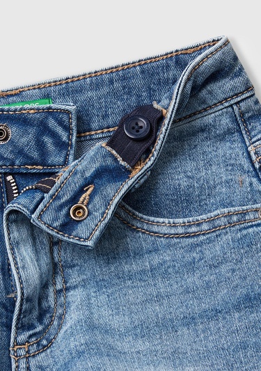  Kız Çocuk Açık Denim Taş Yıkama Logo İşlemeli Streç Denim Şort