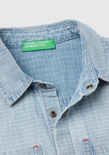  Erkek Çocuk Açık Denim Etiket Detaylı Önü Cepli Kısa Kollu Denim Gömlek