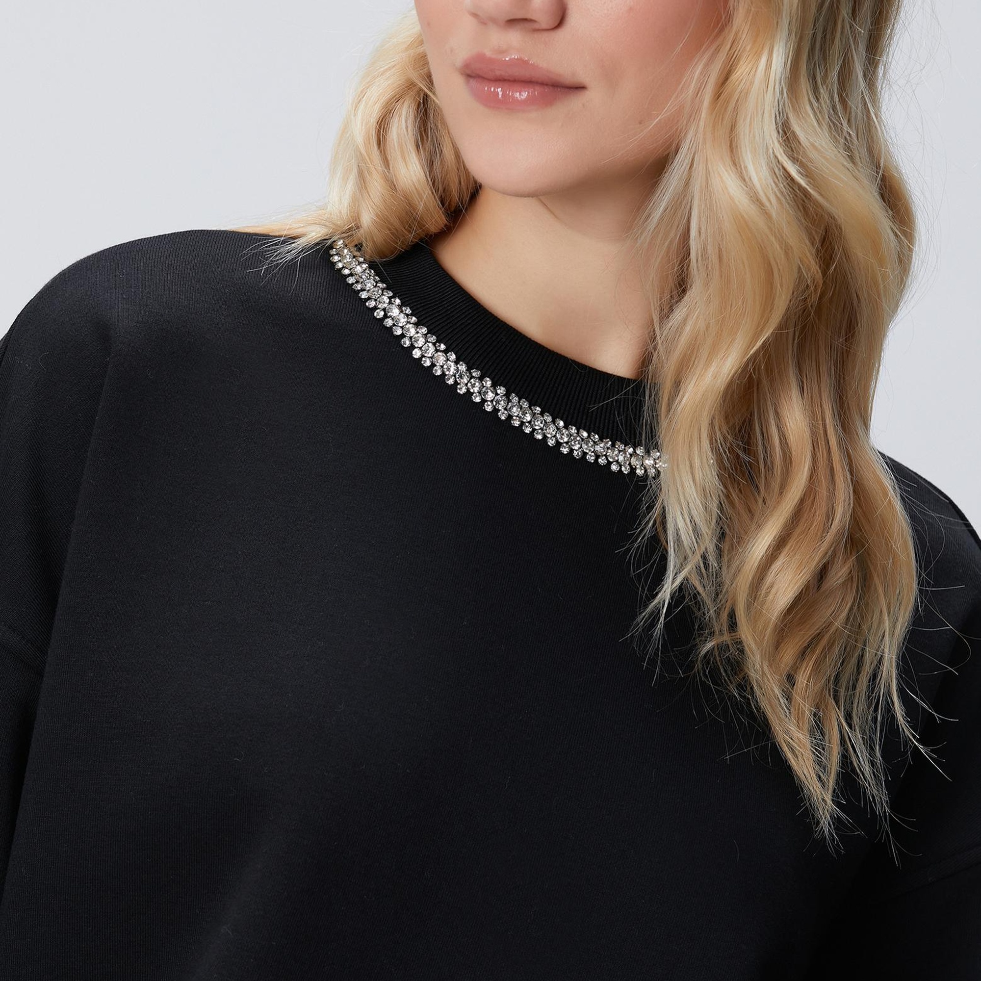 Network Kadın Siyah Yakası Taş İşlemeli Sweatshirt