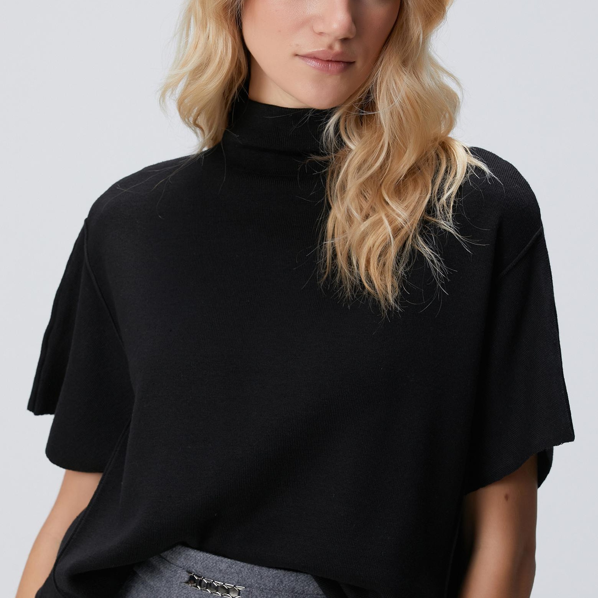 Network Kadın Siyah Dik Yaka Kısa Kollu Nervür Detaylı Kazak