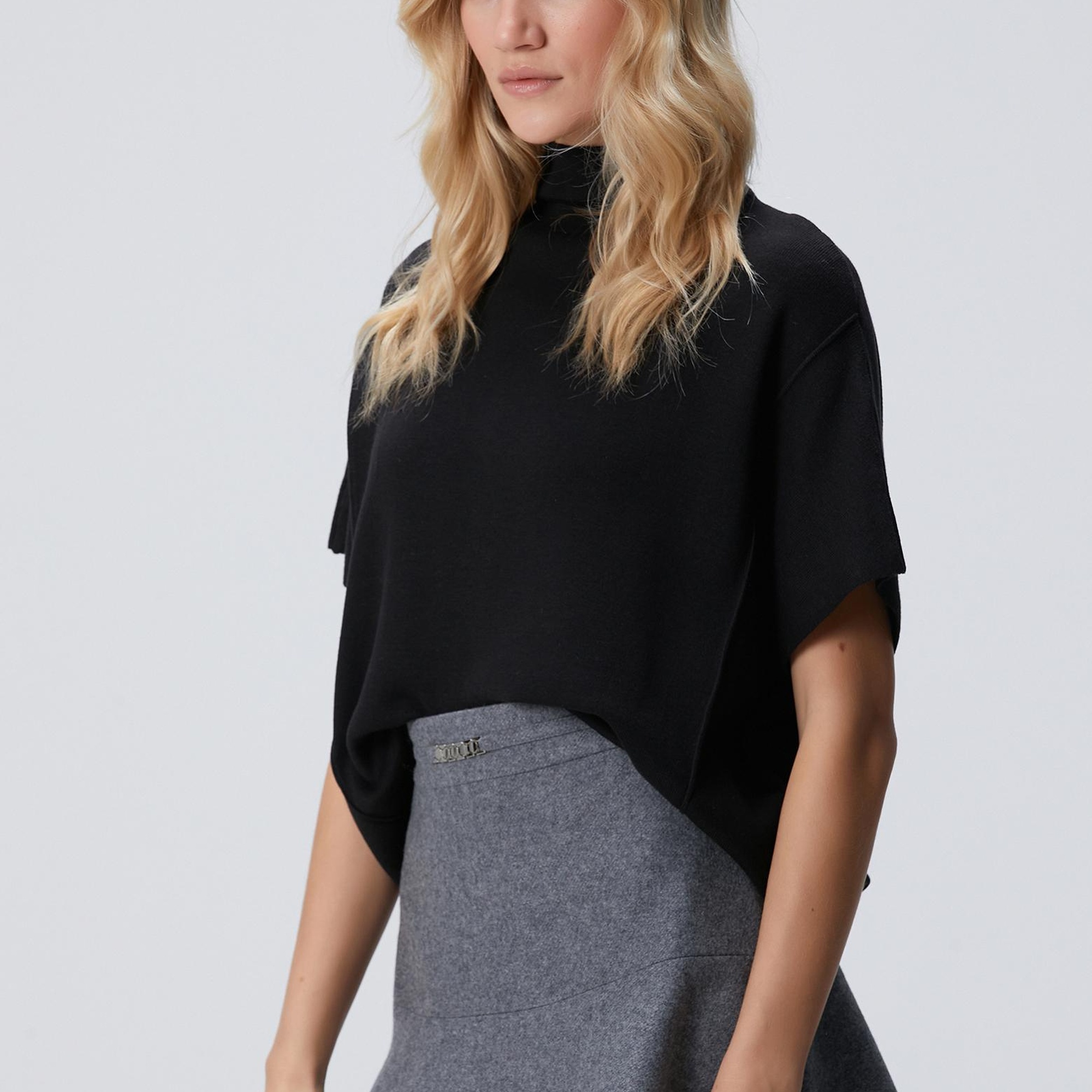 Network Kadın Siyah Dik Yaka Kısa Kollu Nervür Detaylı Kazak