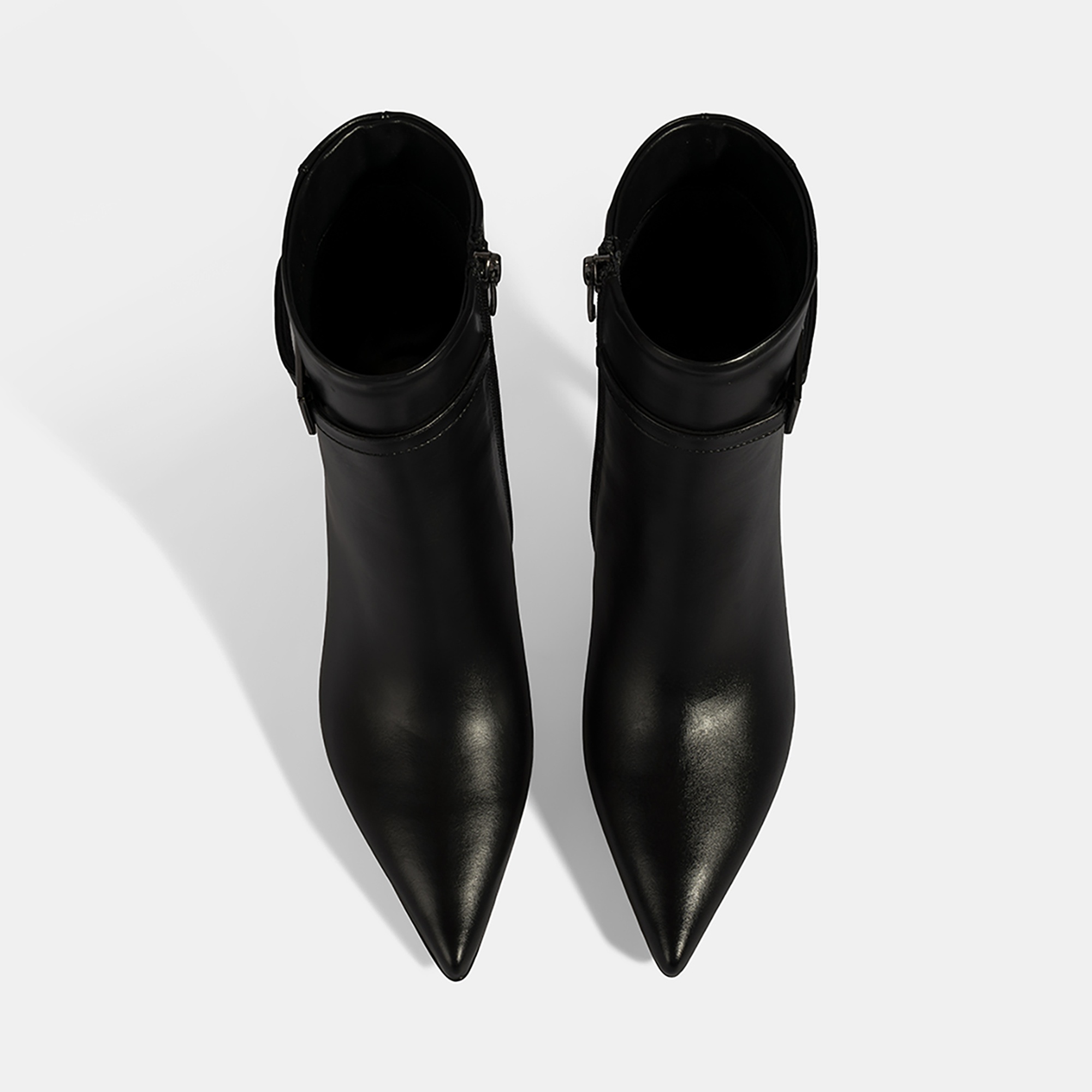 Kadın Siyah Metal Tokalı İnce Topuklu Deri Bot