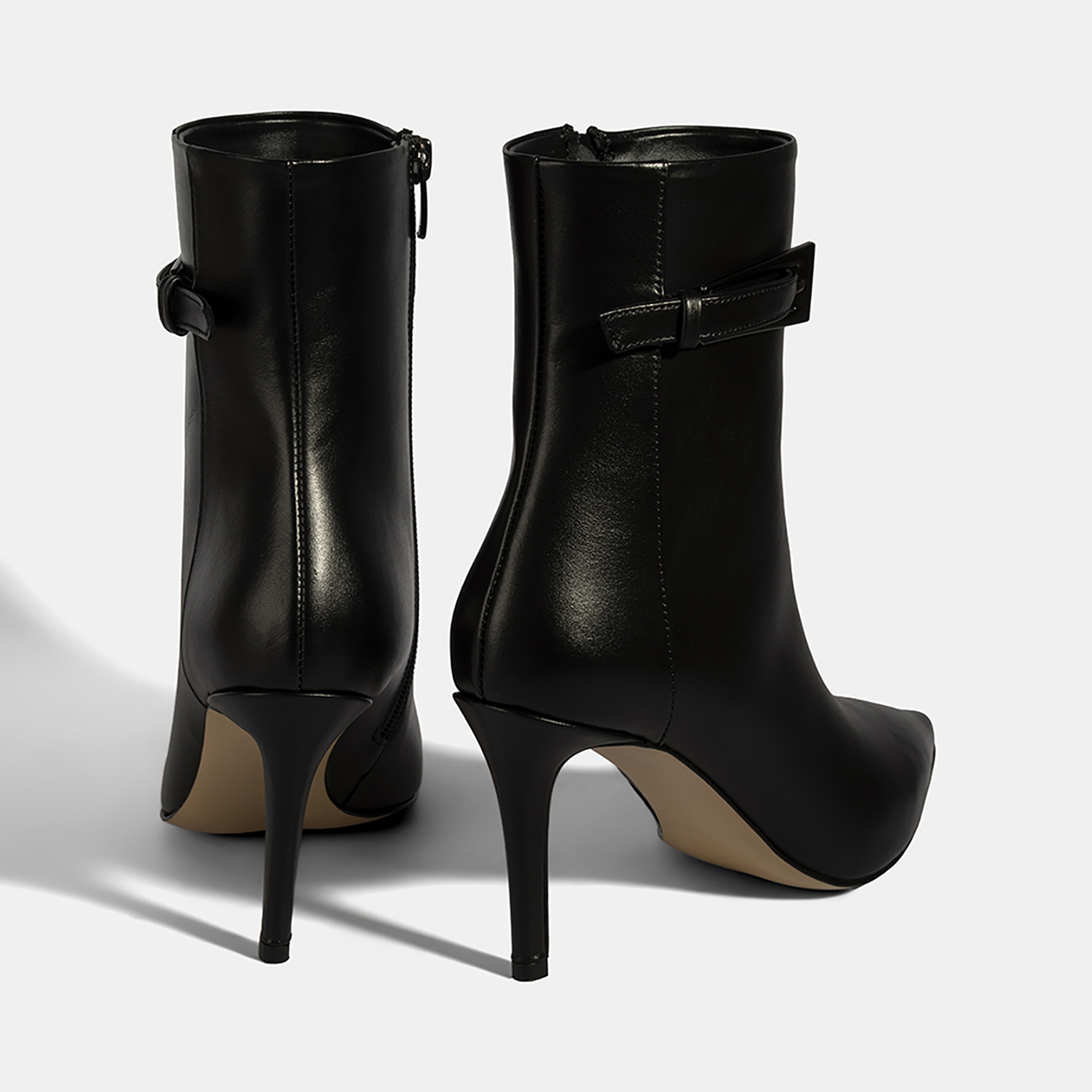 Kadın Siyah Metal Tokalı İnce Topuklu Deri Bot