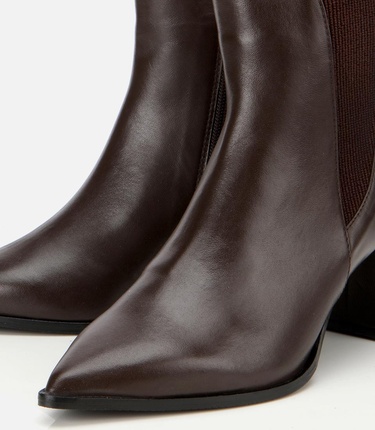  Kadın Deri Kahverengi Sivri Burunlu Streç Detaylı Bilekte Topuklu Bot