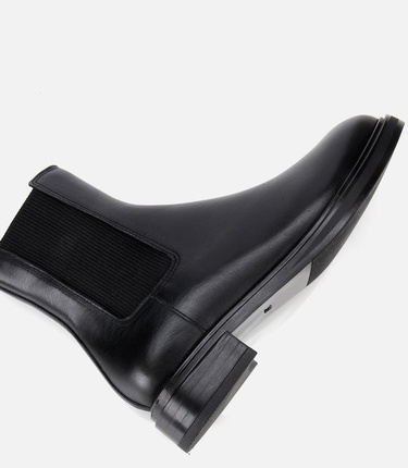  Kadın Deri Siyah Lastik Detaylı Düz Bot