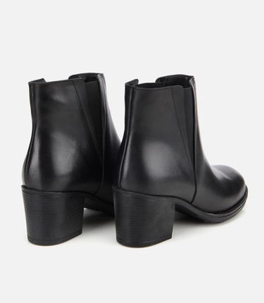  Kadın Deri Siyah Lastik Detaylı Bilekte Topuklu Bot