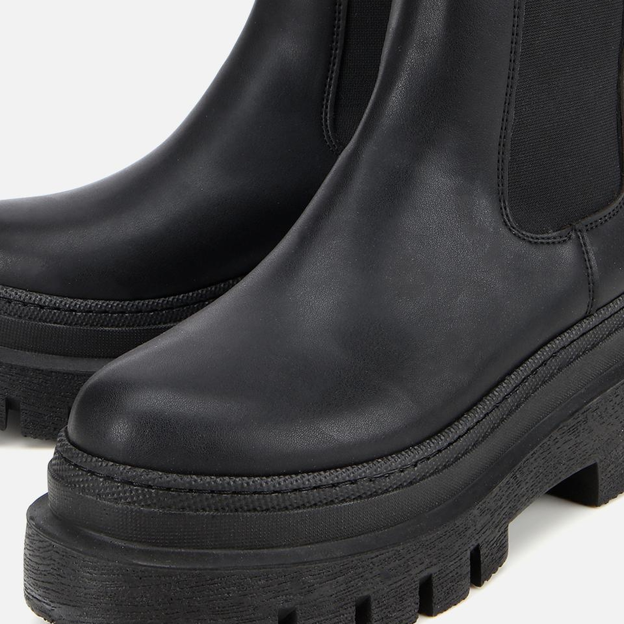 Kadın Siyah Lastik Detaylı Kalın Tabanlı Düz Bot