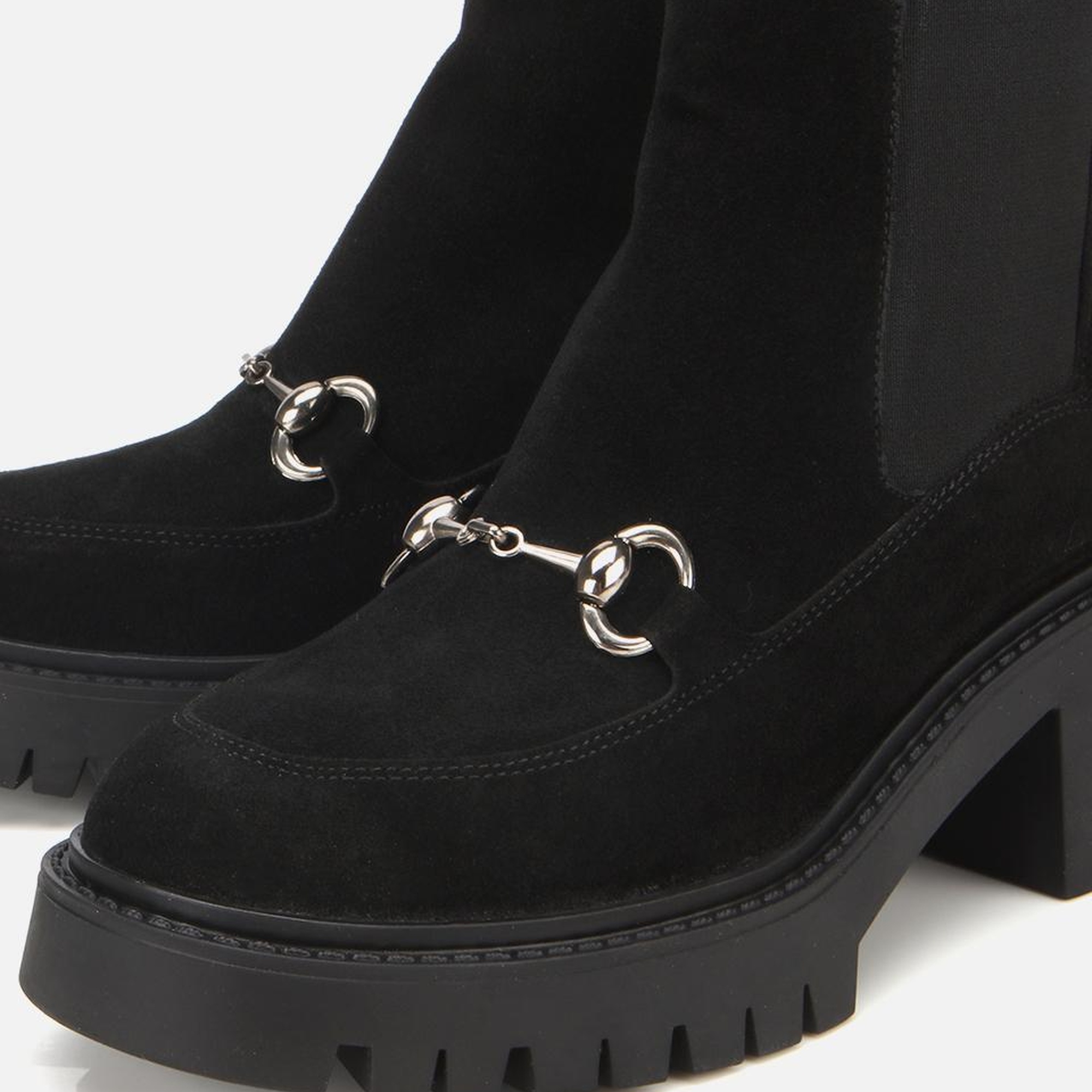 Kadın Süet Deri Siyah Tokalı Lastik Detaylı  Kalın Tabanlı Topuklu Bot