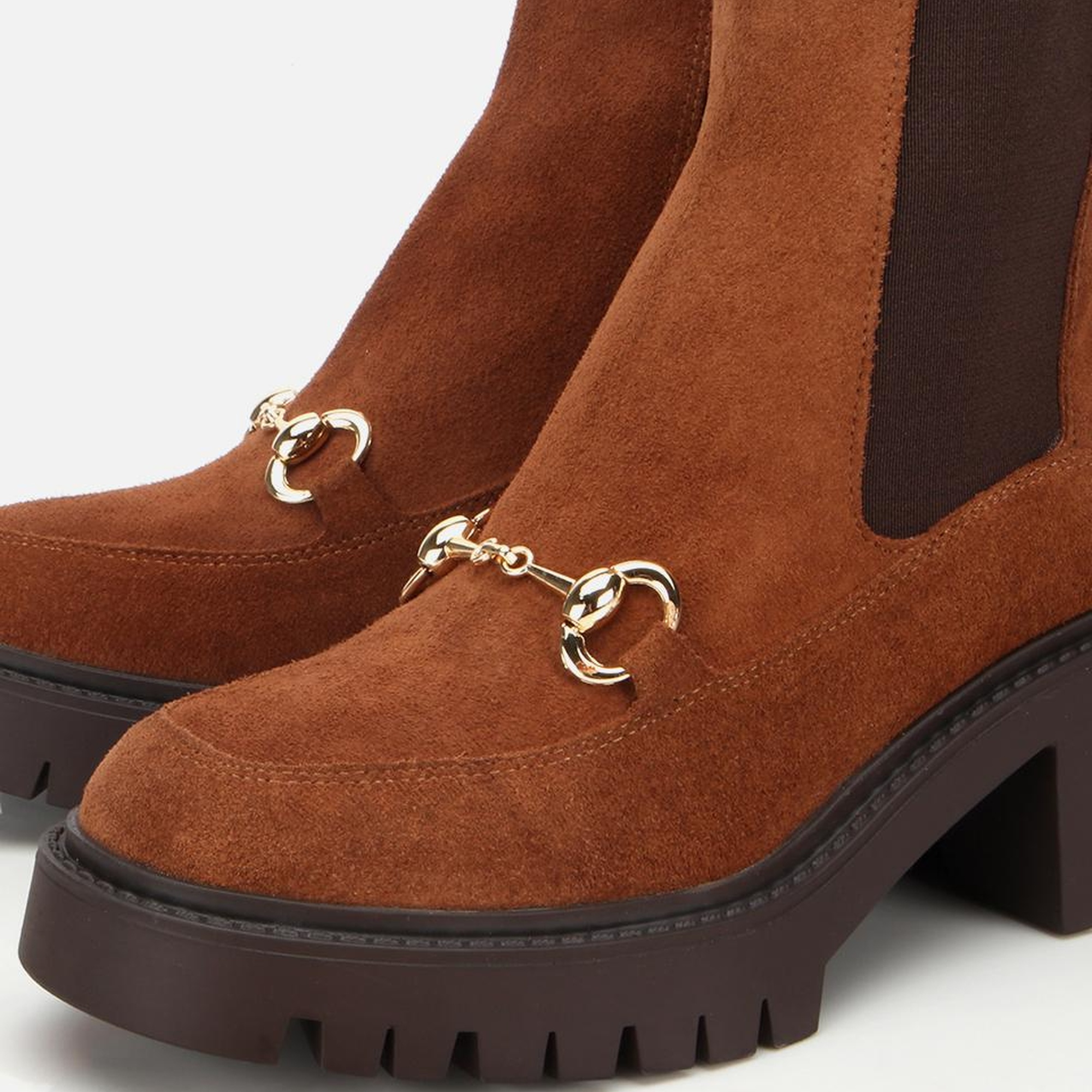 Kadın Süet Deri Taba Tokalı Lastik Detaylı  Kalın Tabanlı Topuklu Bot