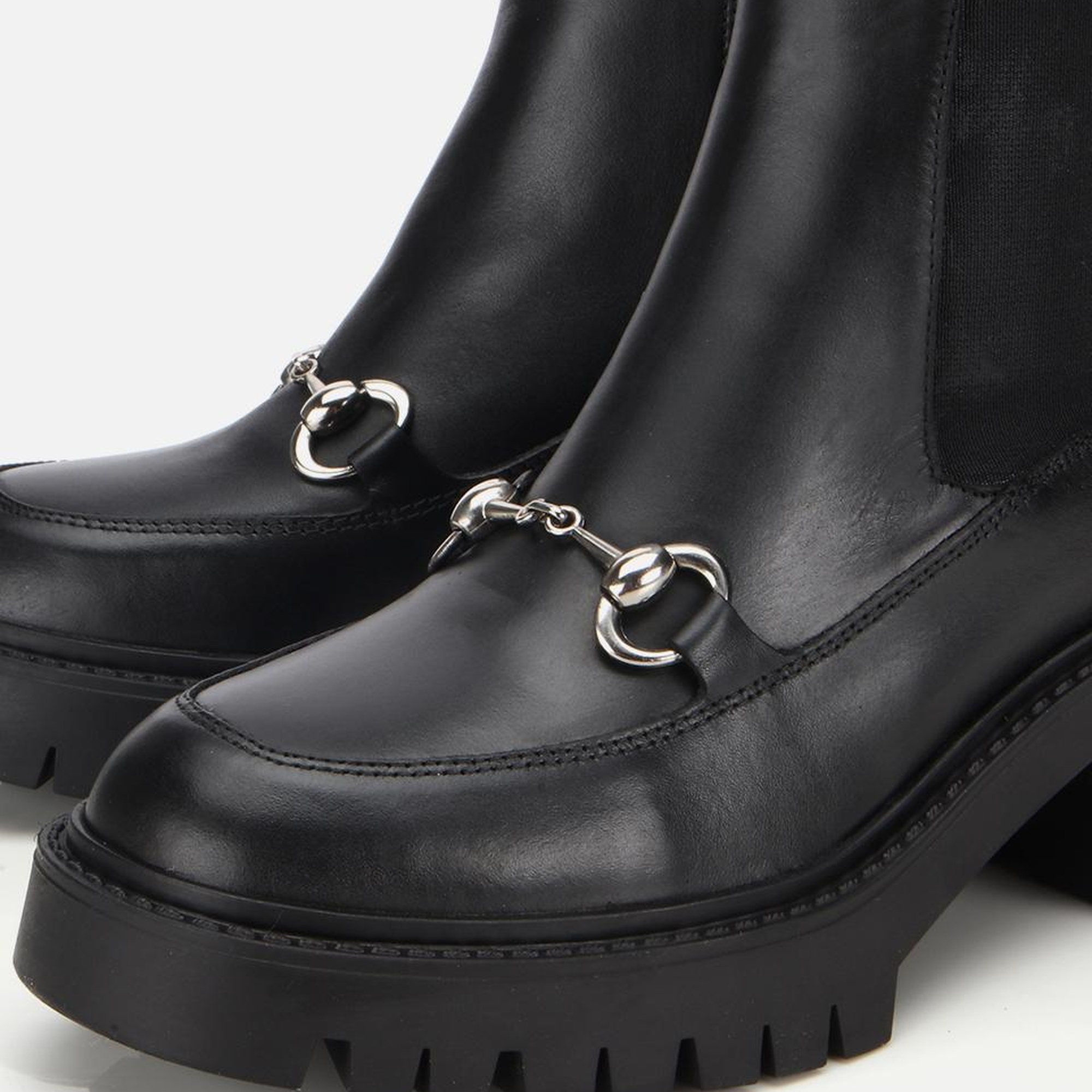 Kadın Deri Siyah Tokalı Lastik Detaylı Kalın Tabanlı Topuklu Bot