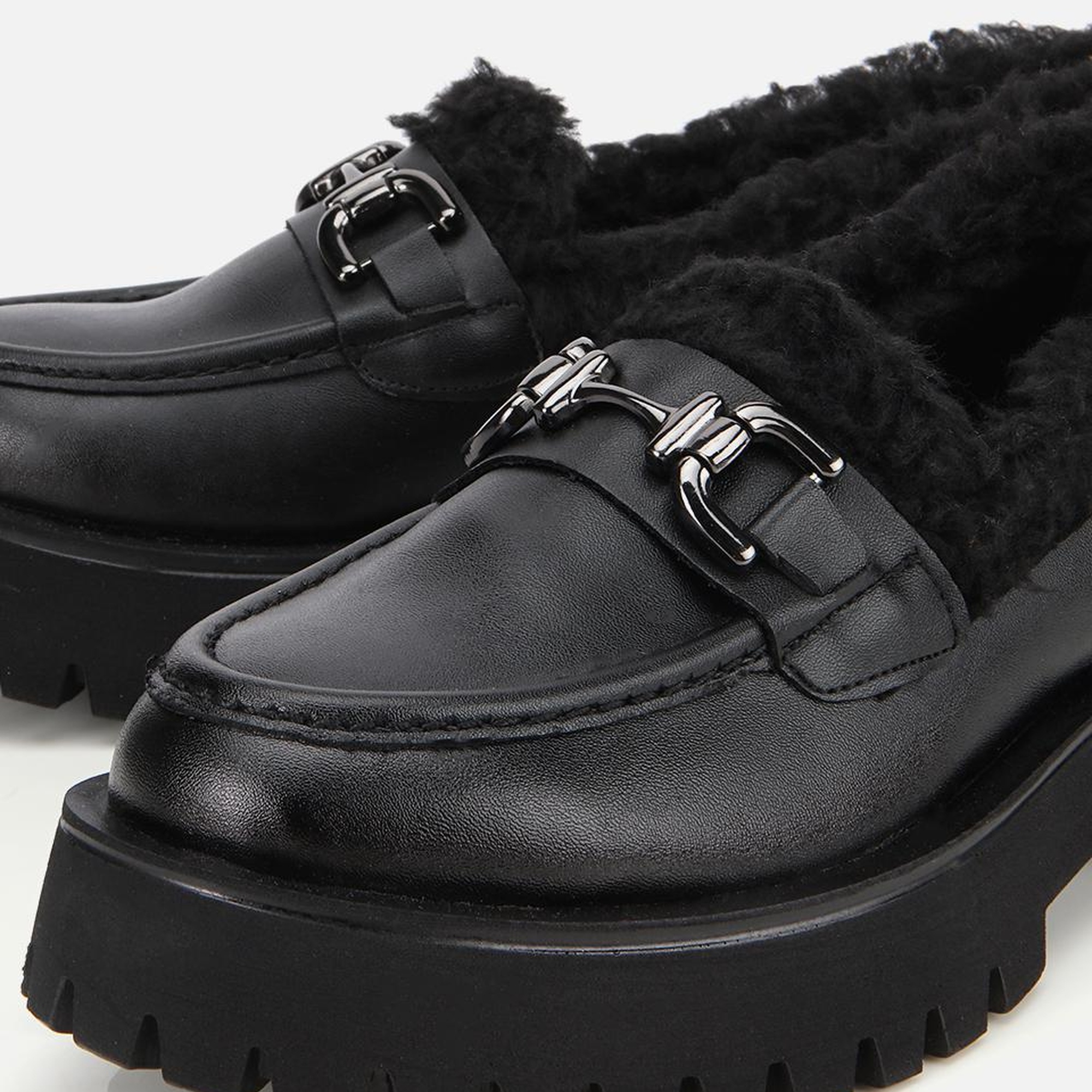 Kadın Siyah Kürklü Tokalı Kalın Tabanlı Günlük Loafer