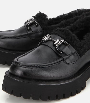  Kadın Siyah Kürklü Tokalı Kalın Tabanlı Günlük Loafer