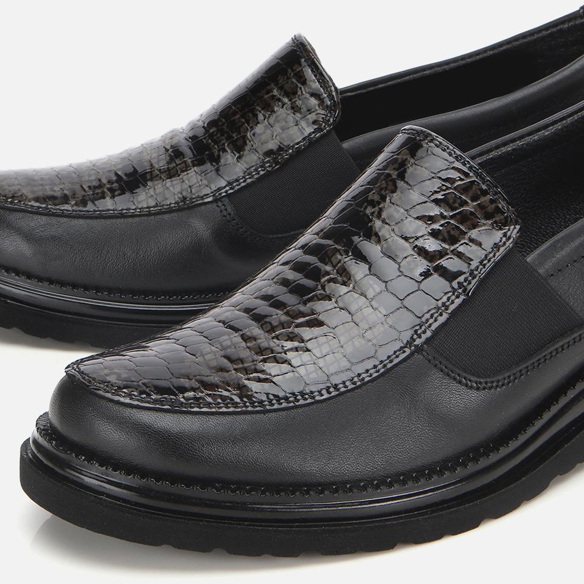 Kadın Deri Siyah Yılan Baskılı Dolgu Topuklu Günlük Loafer