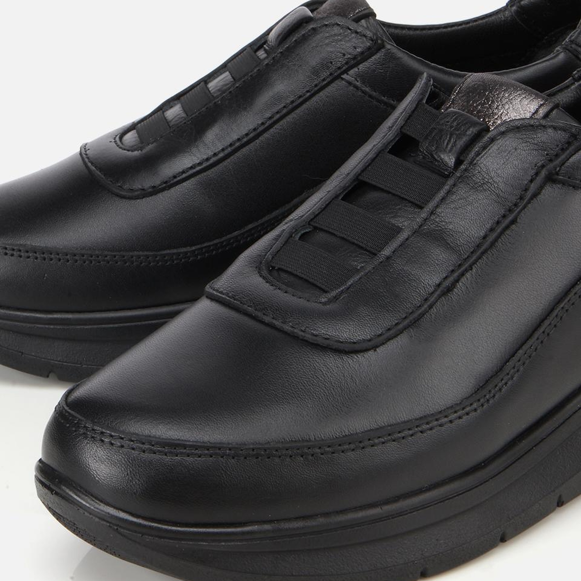 Kadın Deri Siyah Lastik Detaylı Dolgu Topuklu Günlük Loafer