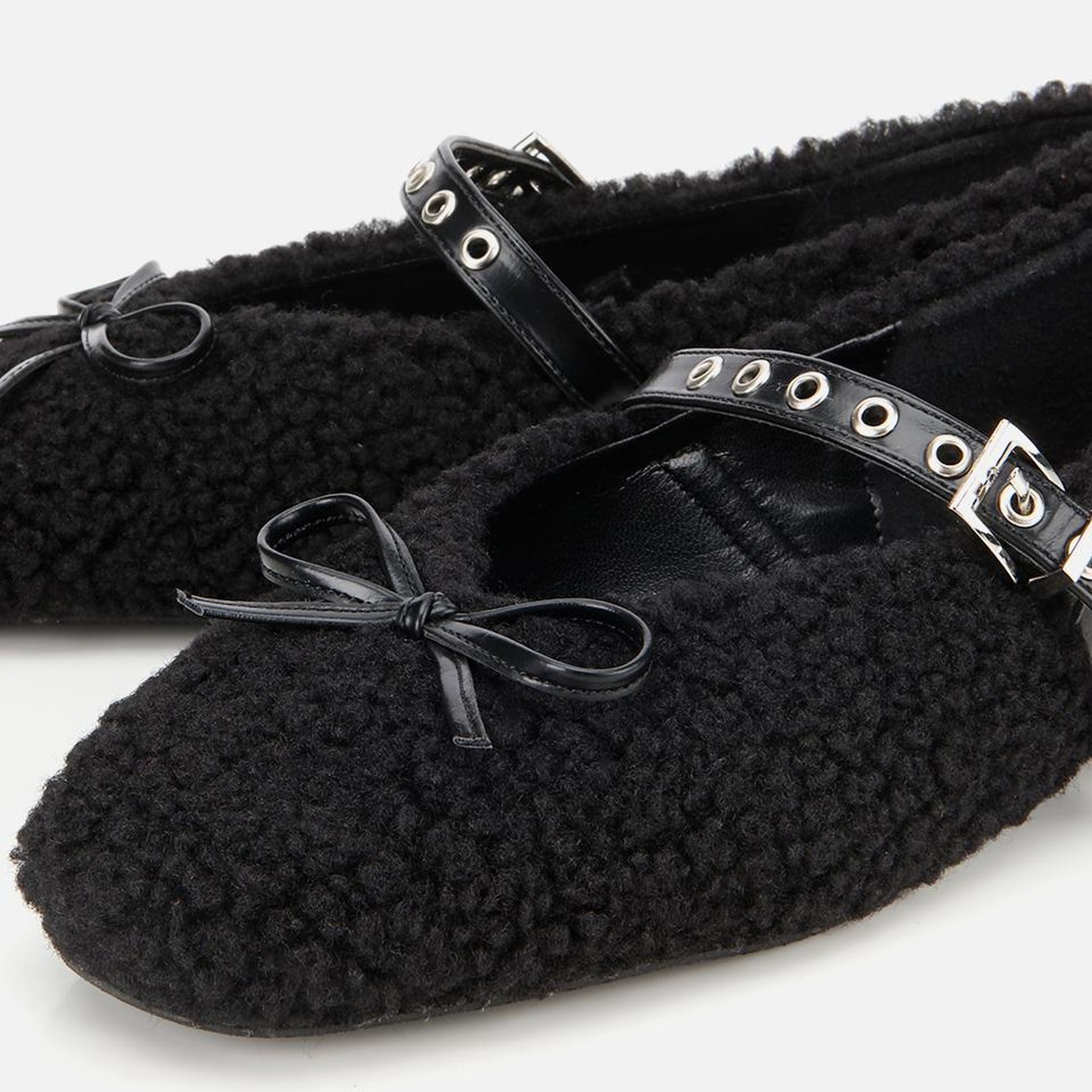 Kadın Siyah Peluş Kürklü Zımbalı Babet