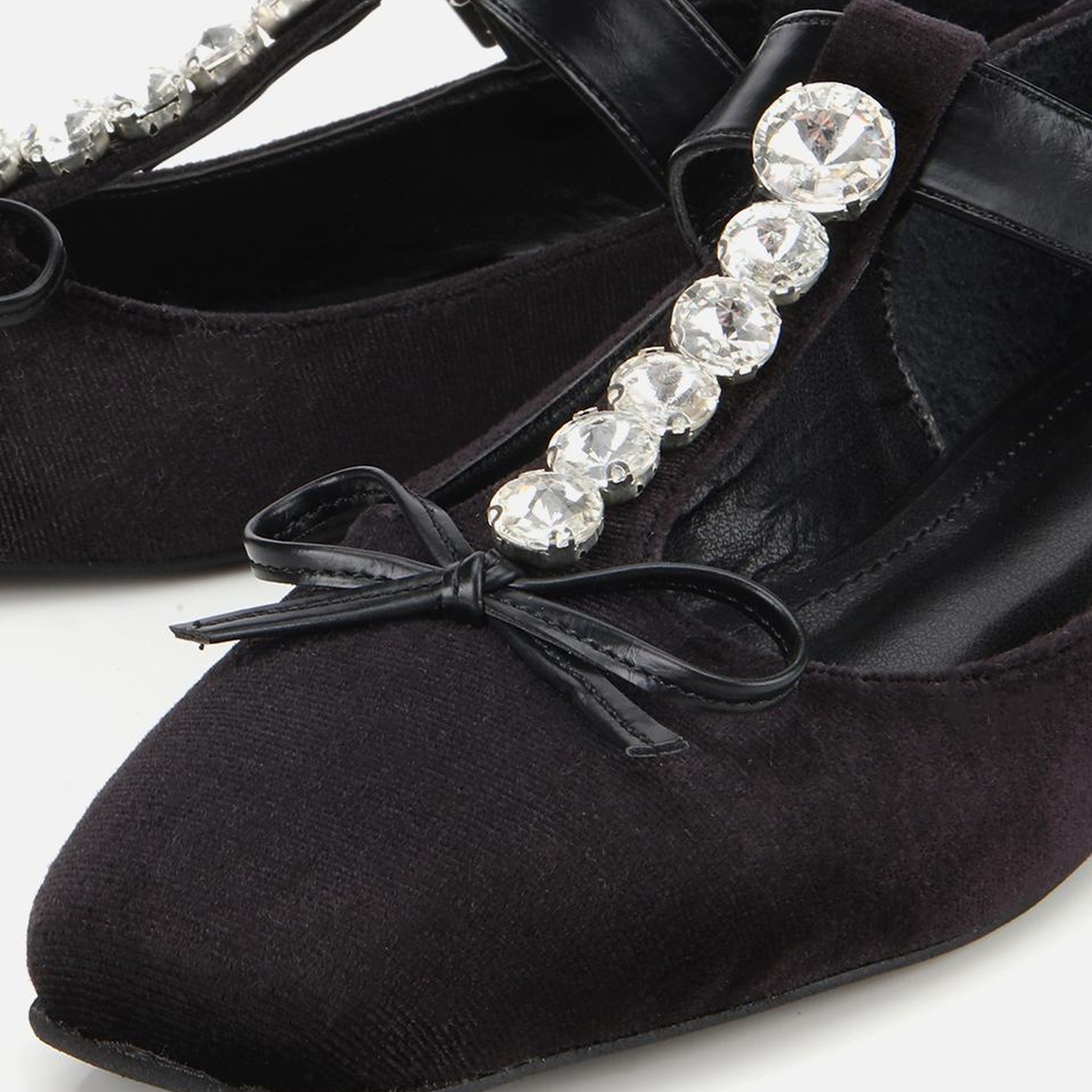 Kadın Siyah Kadife Taşlı Fiyonk Detaylı Babet