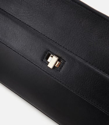  Kadın Deri Siyah Kilit Detaylı Omuz Çantası