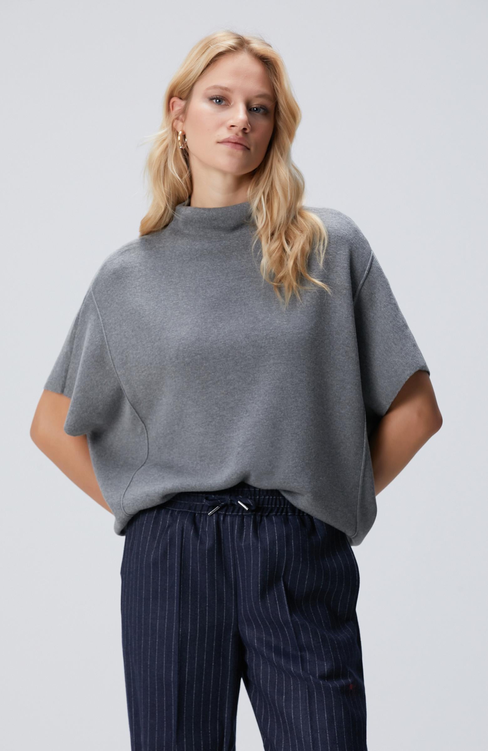  Network Kadın Gri Dik Yaka Kısa Kollu Nervür Detaylı Kazak