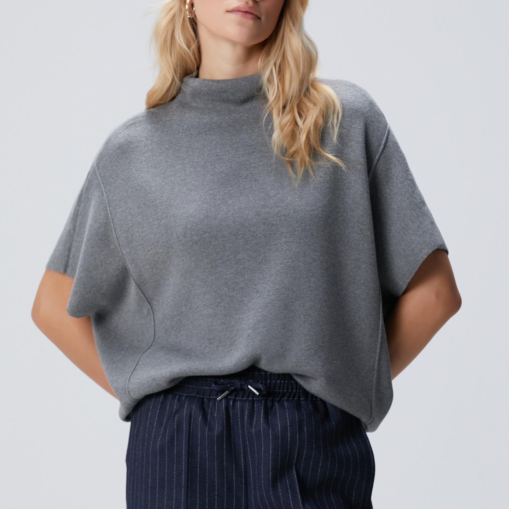 Network Kadın Gri Dik Yaka Kısa Kollu Nervür Detaylı Kazak