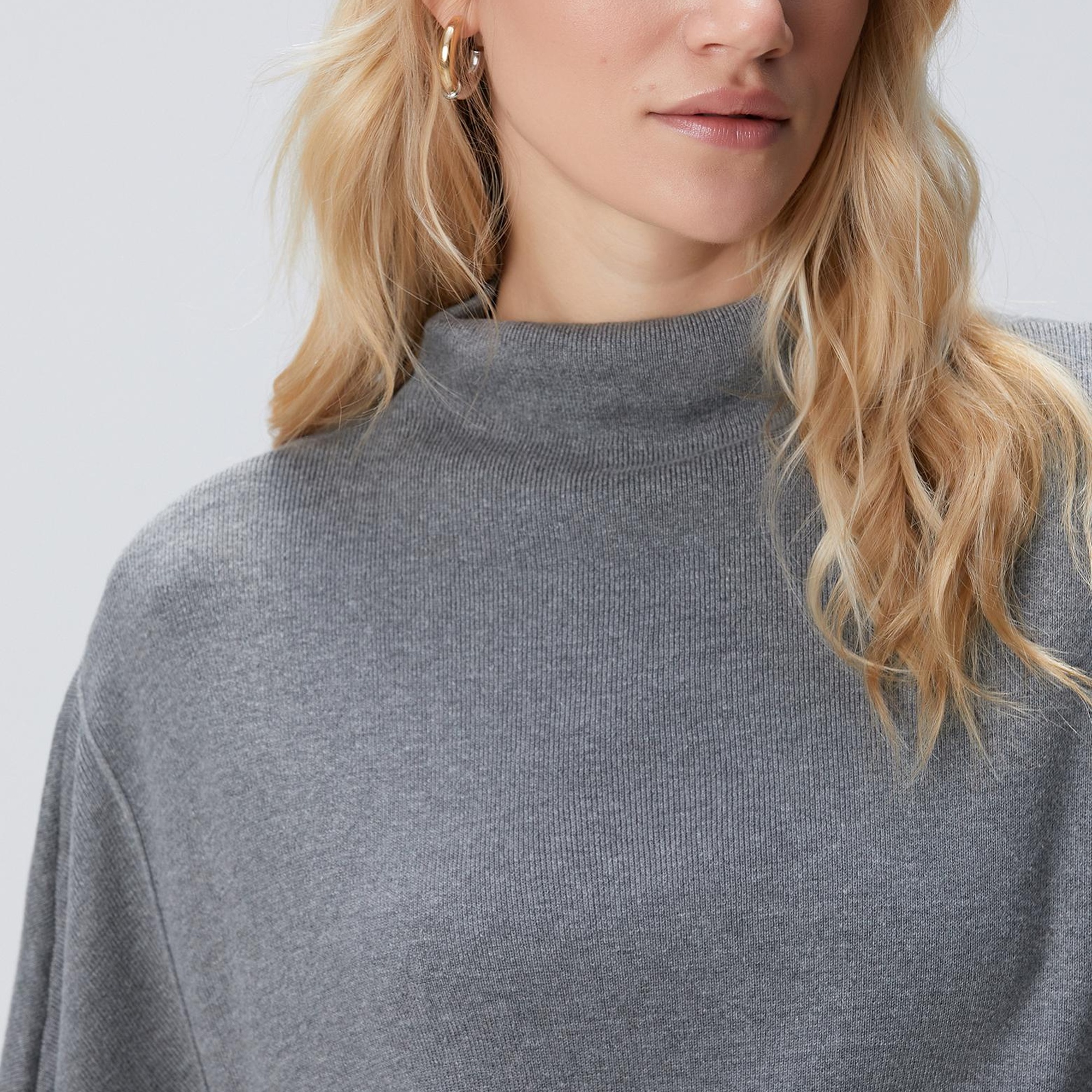 Network Kadın Gri Dik Yaka Kısa Kollu Nervür Detaylı Kazak